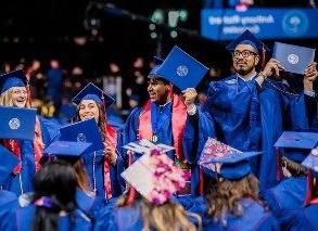 密歇根州立大学丹佛分校的毕业生在2023年春季毕业典礼上庆祝.
